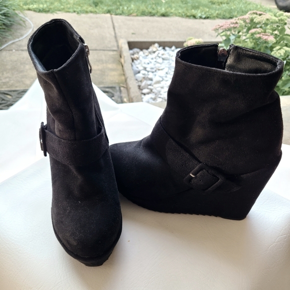 Betastella Women's Platform Wedge Booties Faux Suede Heels Zip Up Ankle Boots - Picture 4 of 6